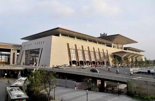 最“牛逼”的武汉火车站，可直达所有省会城市，根本不用建立高铁（武汉只有高铁站吗）
