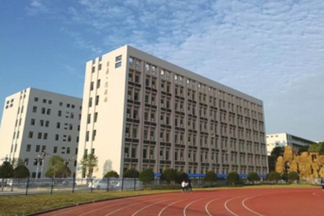 武汉中学排名_湖北排名前几的“王牌”高中，985录取率高，当地人挤破头也要进（湖北省升学率最高的高中排名）