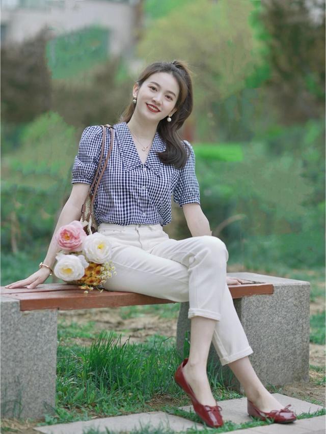 夏日法式穿搭，格子衬衫很减龄，搭配上白色牛仔裤，显瘦又洋气（格子衬衫时尚穿法）