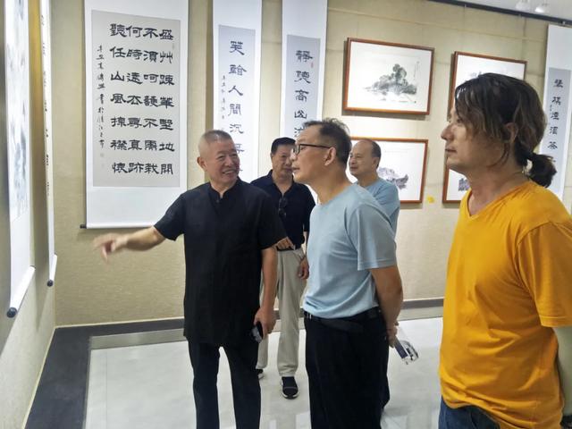 一年一度展才情