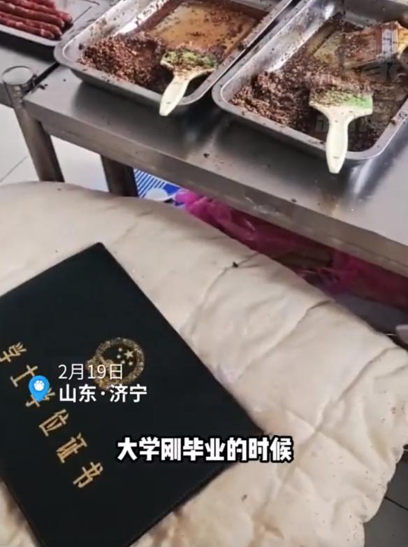 山东一女生本科毕业后，为方便照顾父母，辞职回家创业卖夹饼