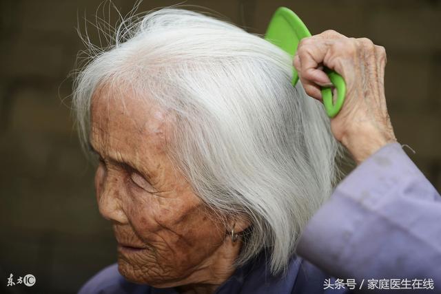 专家总结人们梳头常犯的5个大错，第4个很多人都做过（长期梳头惊人变化）