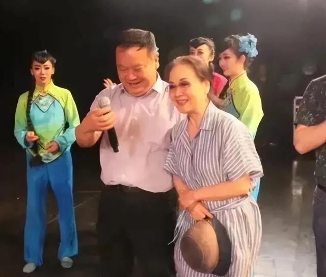 李谷一77岁仍风韵不减，穿衬衫裙优雅洋气，中老年妈妈真该学一学