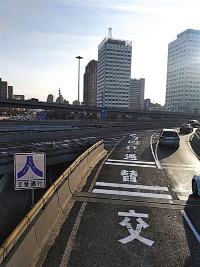 西直门立交桥_西直门桥试行“拉链式”通行（西直门桥禁止右转）