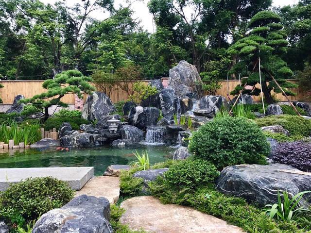 13个庭院鱼池设计，在院里建造一个假山鱼池，赏花观鱼太美了（庭院小鱼池建造）