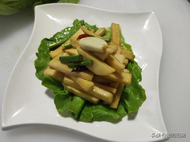 二十多年老厨师做的秘制腌苤蓝，口感鲜甜爽脆，做法配方教你（怎么样腌苤蓝）