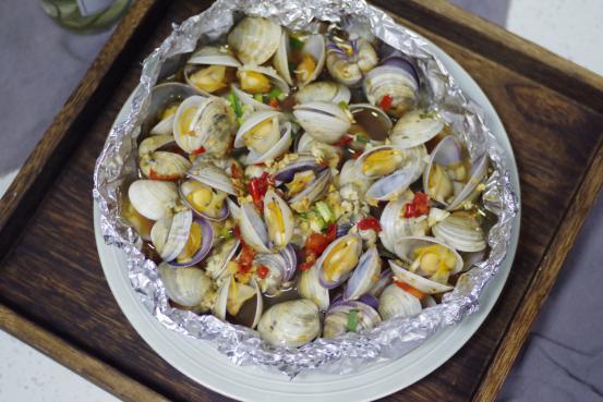 锡箔纸可以放烤箱吗_锡纸版烤蛤蜊，不用太多厨艺，调味料放齐上烤箱20分钟就搞定（怎样用锡纸烤蛤蜊）