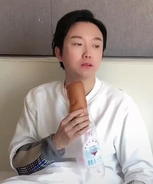 卓娅佳人_李玉刚不顾形象床上吃面包，被指反差太大，家中装修简朴不符身份