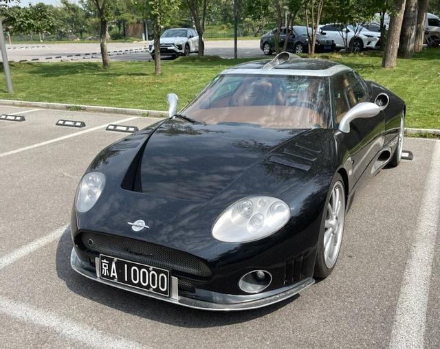 京A10000车主，有5辆劳斯莱斯，6块黑牌，C8最出名（京a牌照的劳斯莱斯）