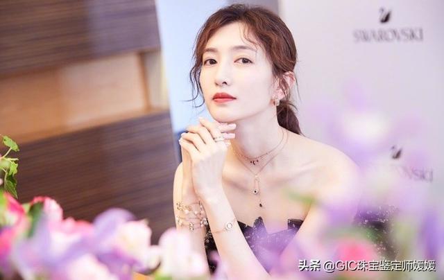 施华洛斯奇不全是水晶，看江疏影如何搭配，戴出首饰的时尚美（江疏影施华洛世奇水晶吊带裙）