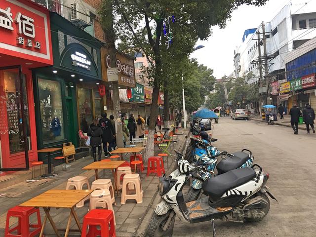 小县城里的新风尚，面积小小的甜品店经常人满为患，年入数十万
