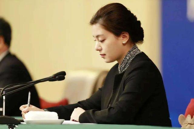 张京：吊打美国翻译，美貌与实力并存，16分钟速翻让老美心服口服（张京翻译视频,震惊14亿人的冷美人翻译官,网友直呼励志）