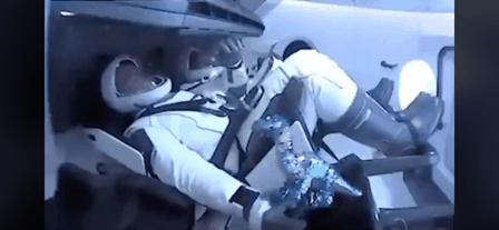 SpaceX宇航员带小恐龙上太空！盘点那些去过太空的玩具，萌翻天（宇航员在太空有趣的生活）