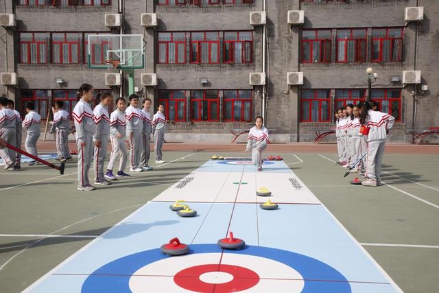 北京市府学胡同小学：五类课程齐上阵 带学生玩转冰雪