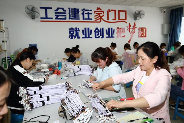 资金、服务、技术全覆盖 重庆为“创业带就业”加速（重庆公共就业创业服务机构）