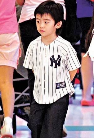 陈慧琳早期三级_年纪轻轻吸金力同人气都不逊色一线艺人，这些明星BB无可限量