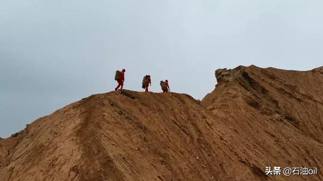 在孤独山头值守，两位石油人经历了风雪、饥饿、断电以及……