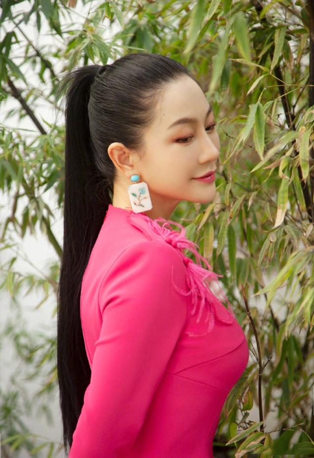 戏外的“乔祖望”真幸福，小14岁妻子是设计师，穿搭比明星还惊艳