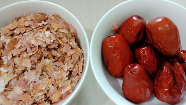 身体虚脸色苍白，老郎中教方法，花生衣加红枣煮汤，补血养血真棒