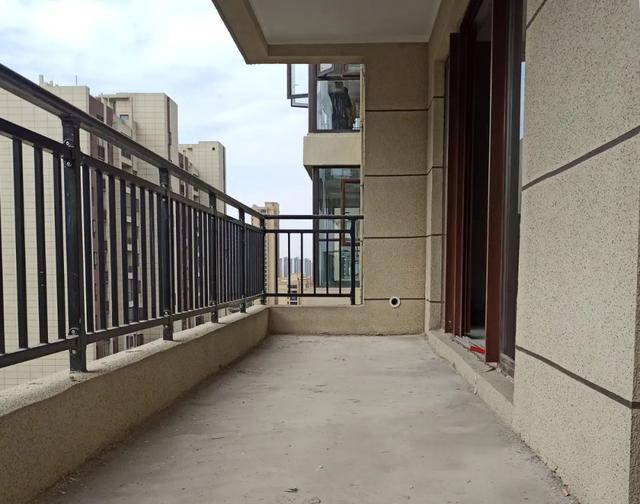 不打算封阳台，依旧还能种花休闲，为了遮阳防雨，挂个帘子就行了（种花的阳台要不要封起来）