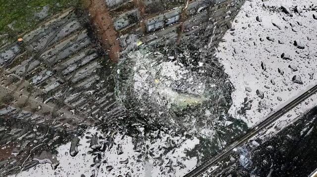 后怕！卫星电视接收器22楼轰然坠落 砸坏车顶震碎车玻璃