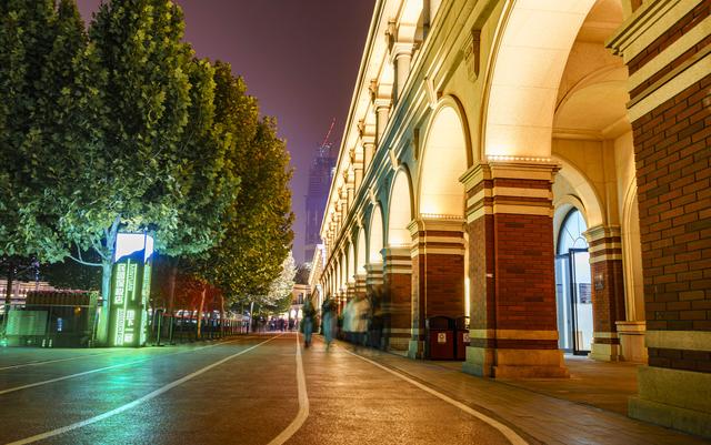 足球场底下是免税店，跑道旁是小吃街，天津网红体育场真的太酷了