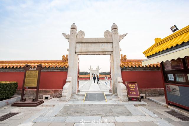 中国最大的祭地之坛，和北京天坛齐名，建造者认为地球是方的（北京天坛由五组建筑组成,其中用于祭天的建筑是）