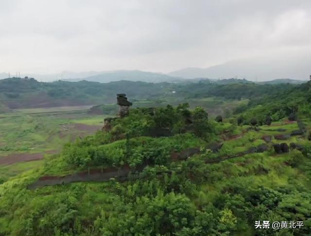 重庆市綦江区著名景点飞鹅石，被雷劈过后又是一番景象