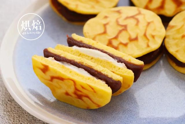 平底锅里垫一层纸 就能煎出一张漂亮的虎皮铜锣烧 私房卖得很火（平底煎锅有什么用）