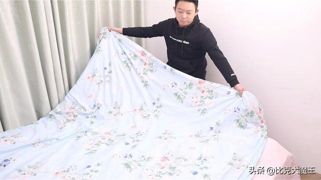 2分钟学会套被子简单方法，多重的厚被子1个人轻松搞定，太棒了（教你套被子最快的方法）