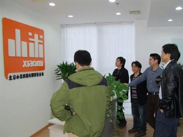 小米老板_小米12周年！雷军晒公司老照片：当时只有十来人、logo是汉字