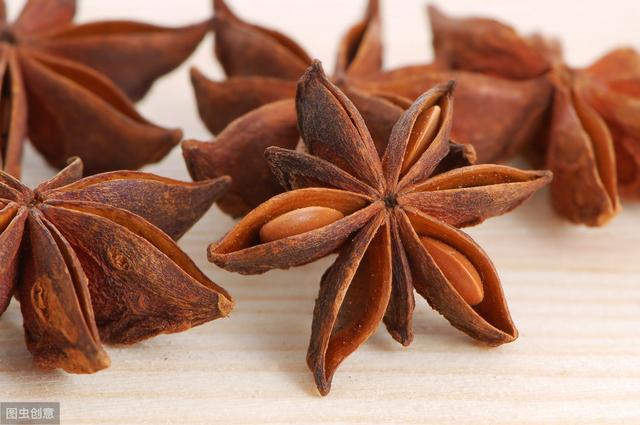 香料植物_我国主要天然植物香料综述，美食家和营养达人的选择（天然香料中能提供食品调味的植物叫做）