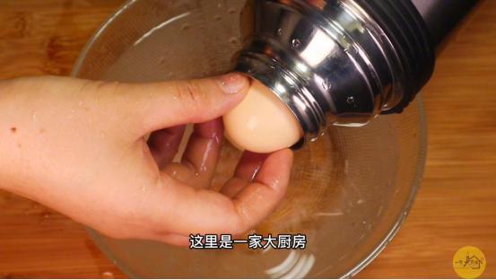 鸡蛋不要放锅里煮了，扔进保温杯里，起床就能吃，简单又实用（鸡蛋放在保温杯里可以煮熟吗?）