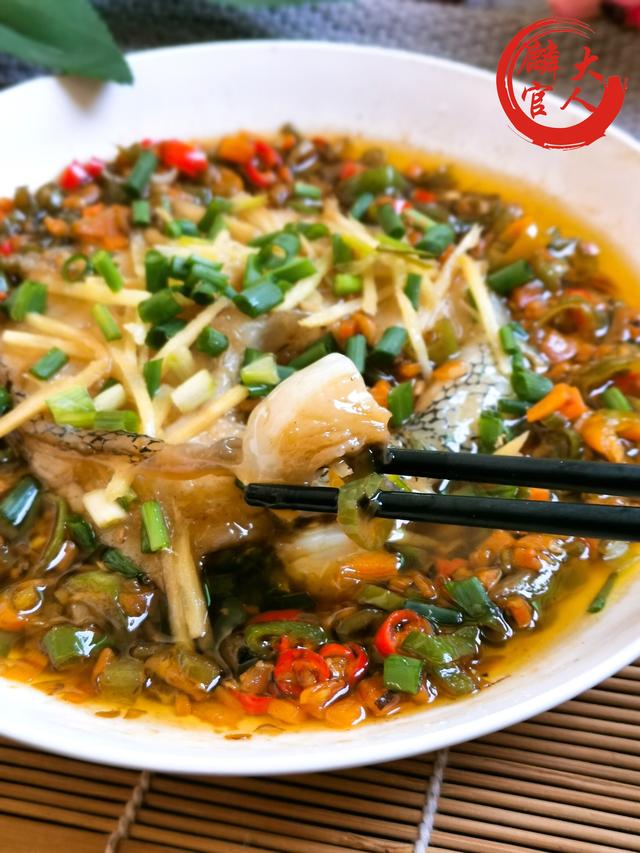 过年家宴，鳕鱼最简单美味的做法，鱼肉鲜甜软嫩，孩子老人最喜欢（家常炖鳕鱼的做法）