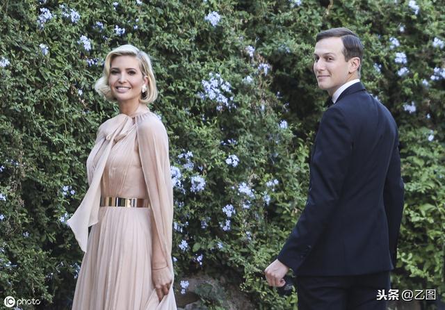 nonoo_“第一千金”与老公现身罗马，短发配裸色纱裙，优雅挥手气质不凡