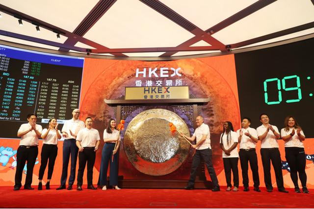 一个27岁的广州小伙，被阿里巴巴邀请到香港敲锣，凭什么？