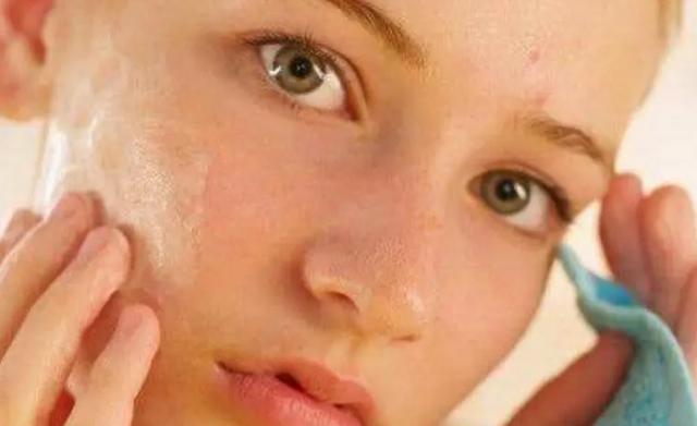 适合油性皮肤的4款精华液：效果、肤感都在线，你用过哪个？（油性皮肤精华液推荐）