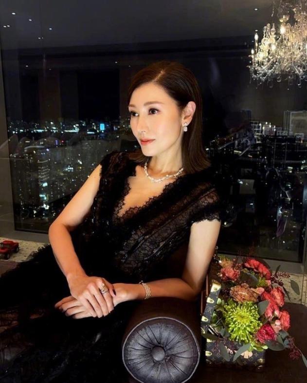 51岁李嘉欣晒近况，钻石首饰堆满身超贵气，皮肤保养超好无皱纹（李嘉欣的钻戒）