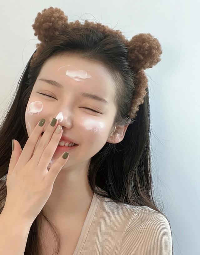 皮肤干燥别只会敷面膜，这4款“大牌”精华才是真正的补水保湿​（请问皮肤干燥用什么面膜好呢）