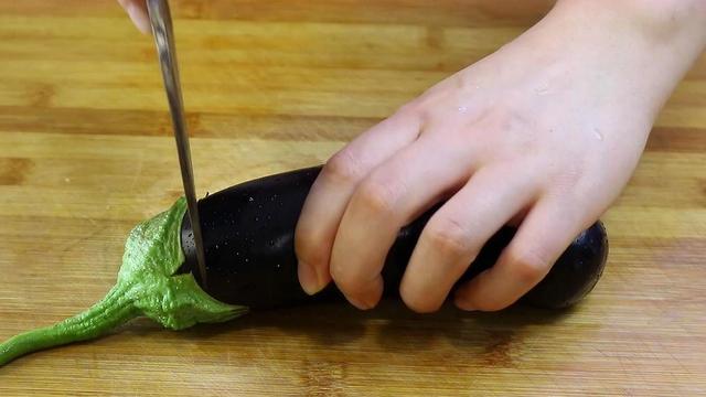 炒茄子别用油炸，大厨教你正确做法，茄子鲜香下饭不油腻（不用油炸的茄子的做法大全家常）