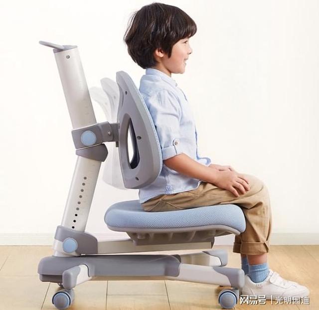 儿童学习桌的各种型号有哪些，光明园迪儿童椅的价位与功能（小学生桌椅/必选光明园迪经典）