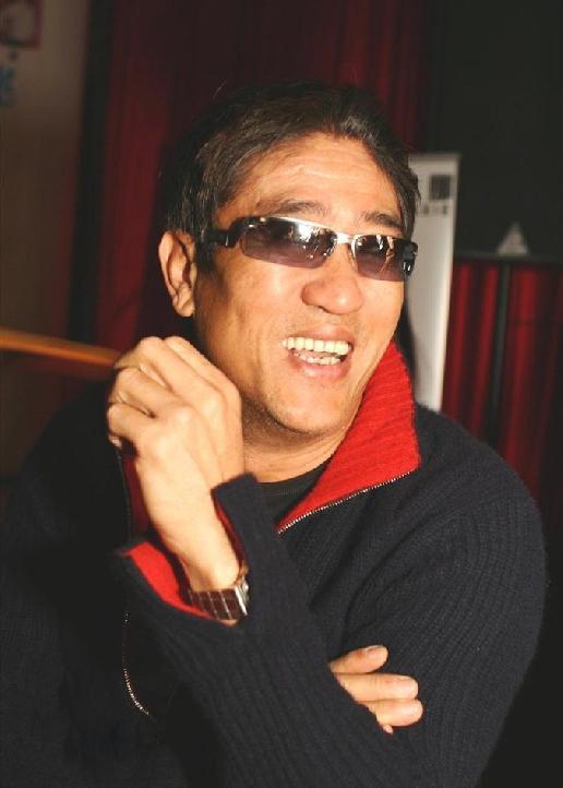 柯受良去世19年了，张学友刘德华承诺帮他养妻儿，如今他们怎样了（柯受良葬礼刘德华）