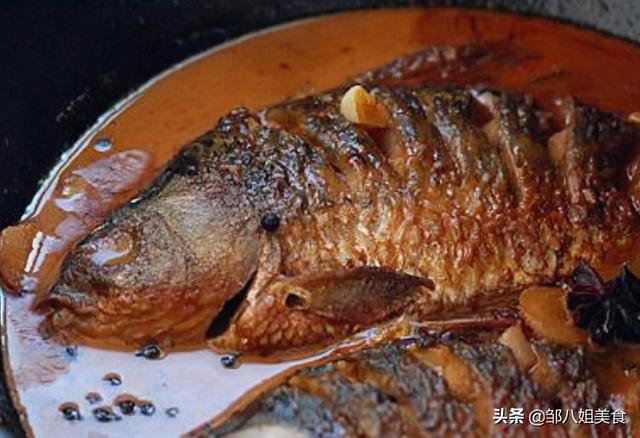 炖鱼时，做好“3个关键步骤”，炖好后鱼肉不腥，香气四溢（家常炖鱼的做法简单做法窍门窍门）