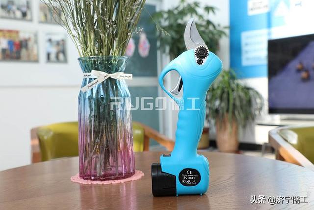 电动果树修枝剪_还在为果园的修剪工作劳神费力吗？入手无线款电动修枝剪有惊喜（果树电动修枝剪）