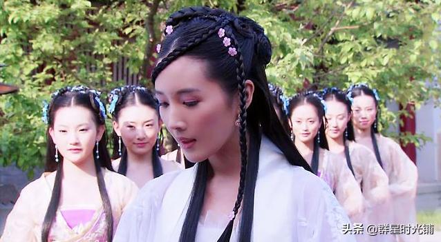 8位巨星“群演”的成名路，王宝强曾“下跪”，孙俪当撑伞伴舞