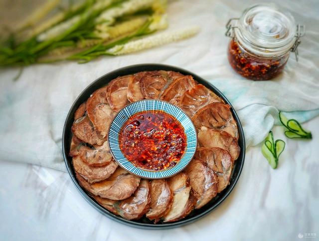 五香牛肉的做法及配料_经典「五香卤牛肉」秘方，只要一分钟就能学会（如何卤五香牛肉做法）