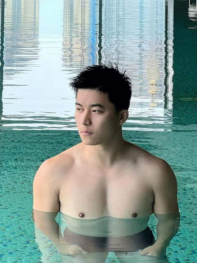 正装型男小哥哥（霸道总裁型帅哥照片）