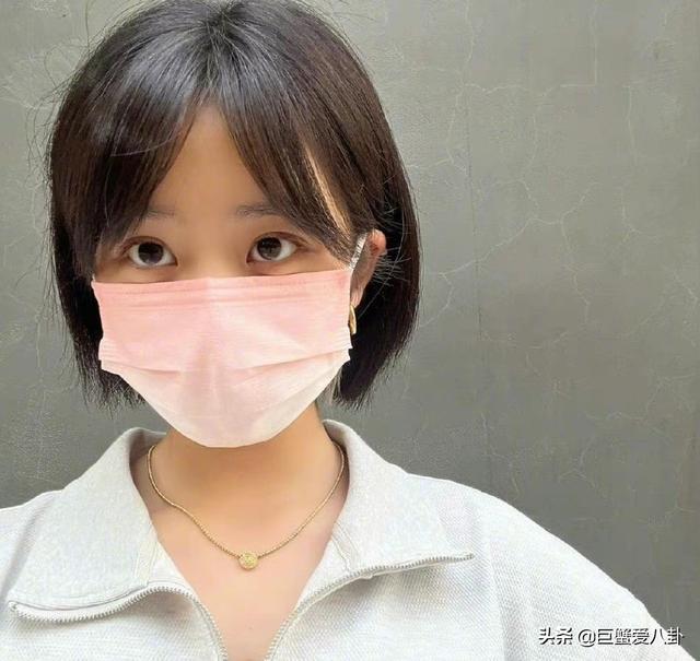 黄磊女儿黄多多剪短发，戴金耳环金项链，眼睛很大颜值高