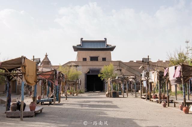 甘肃敦煌古城，虽然都是仿造建筑，却有很多游客来打卡（甘肃敦煌的建筑特色）