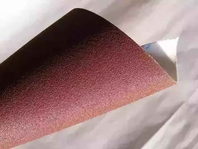 砂纸上的砂粒是怎么弄上去的？